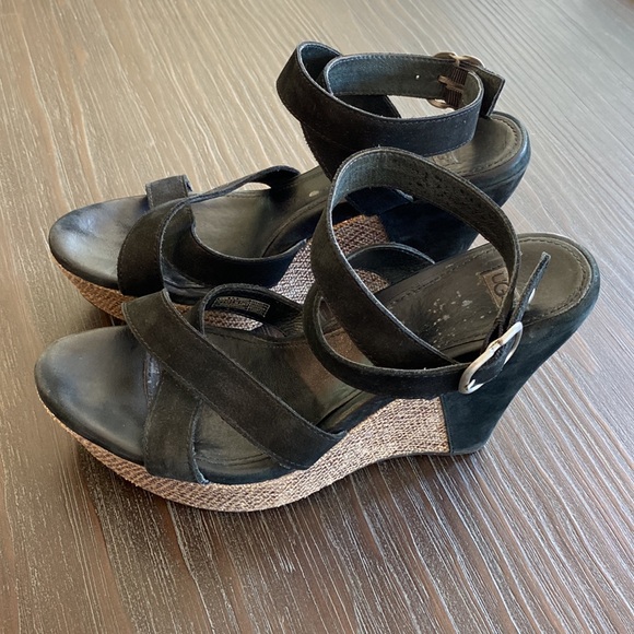 UGG ladies platform shoes in size 8. Suede with wraparound ankle straps. - Picture 3 of 12